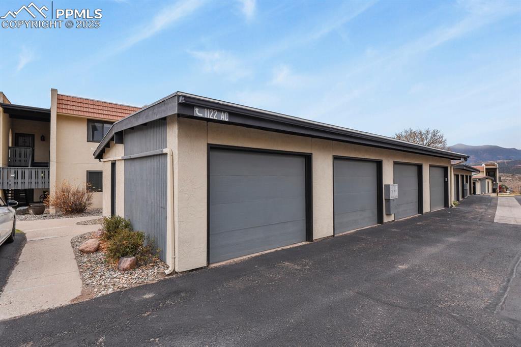 Image 29 of 35: Garage