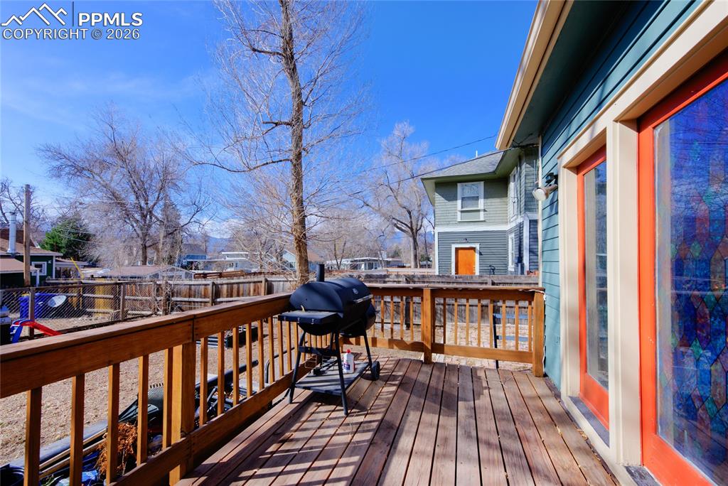 Image 14 of 33: Large deck