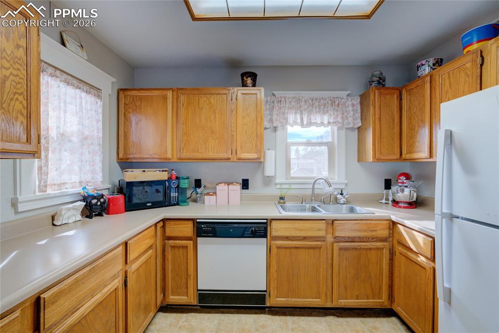 Image 24 of 33: Kitchen