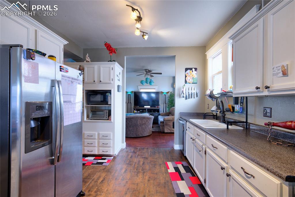 Image 6 of 33: Kitchen