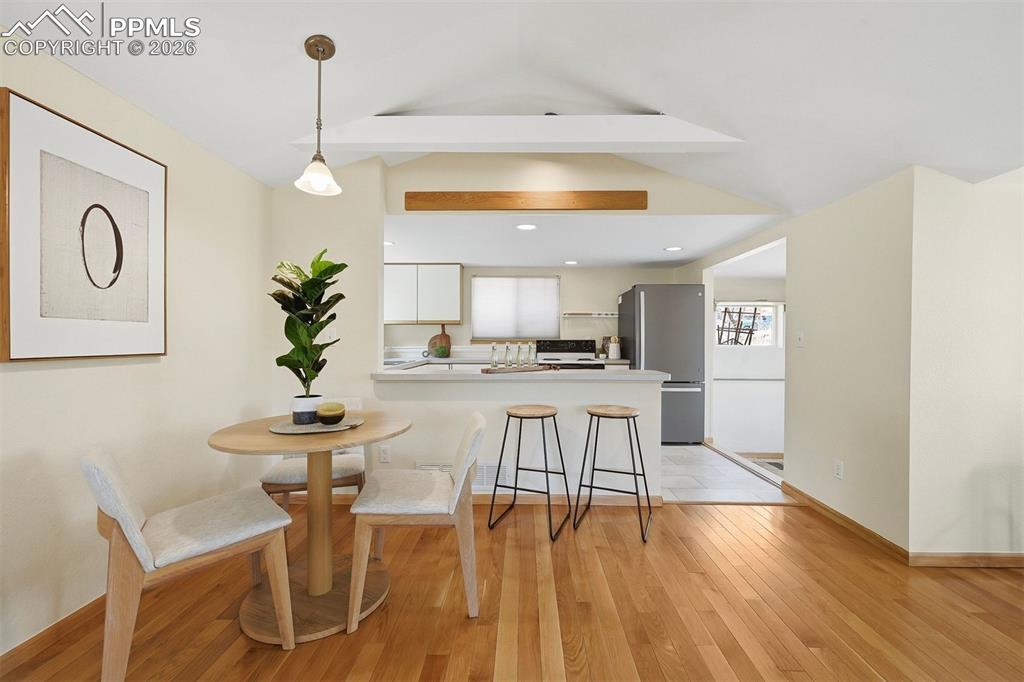 Image 15 of 45: Dining Area