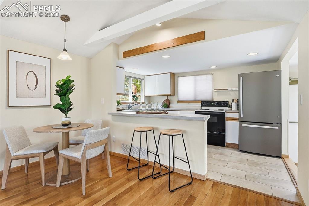 Image 16 of 45: Kitchen