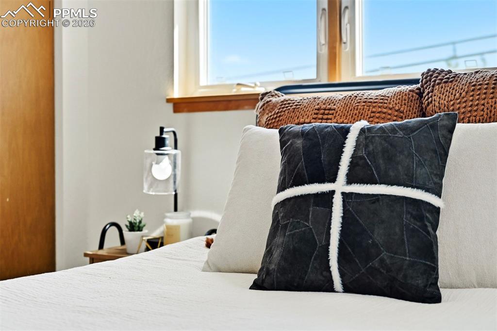 Image 22 of 45: Bedroom