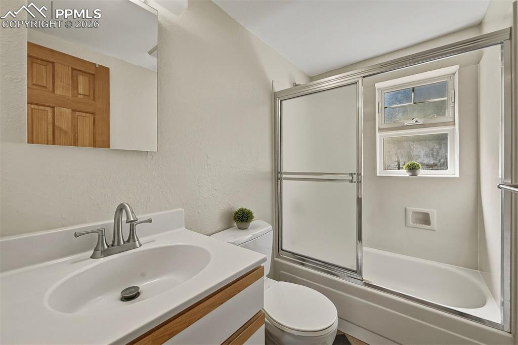 Image 23 of 45: Bathroom