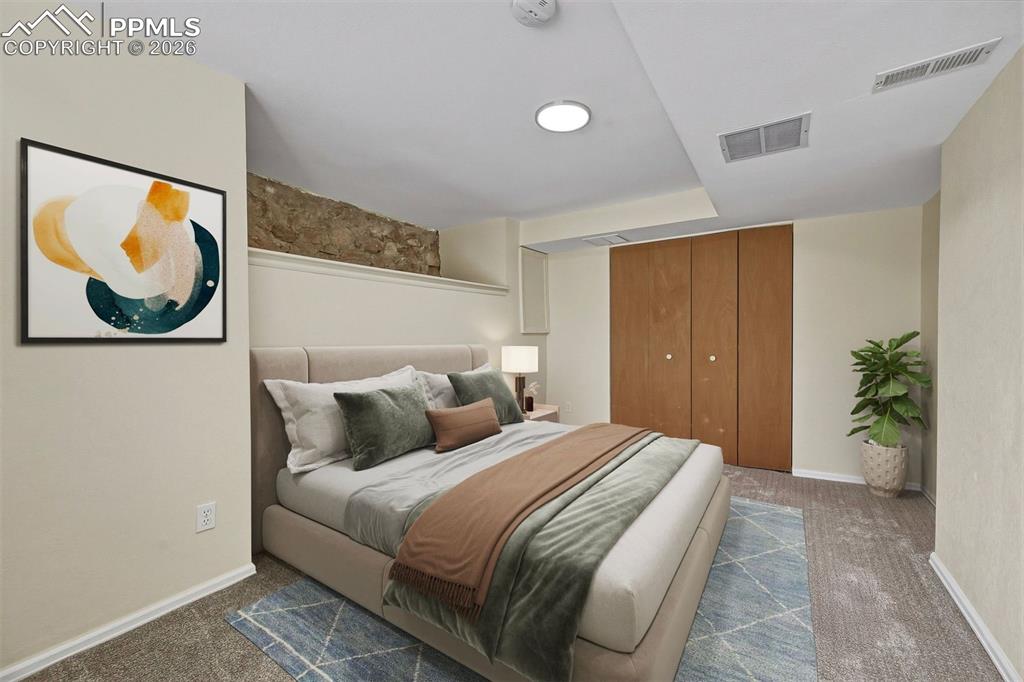 Image 25 of 45: Bedroom