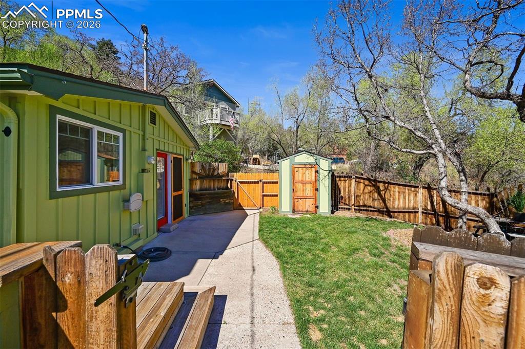 Image 31 of 45: Yard