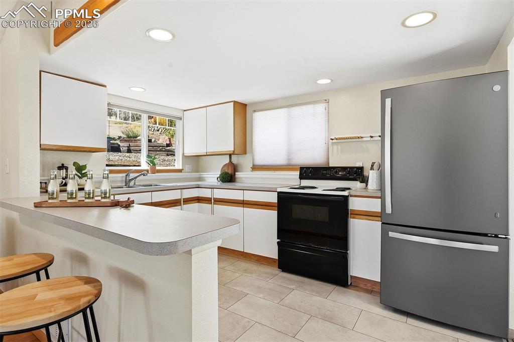 Image 4 of 45: Kitchen