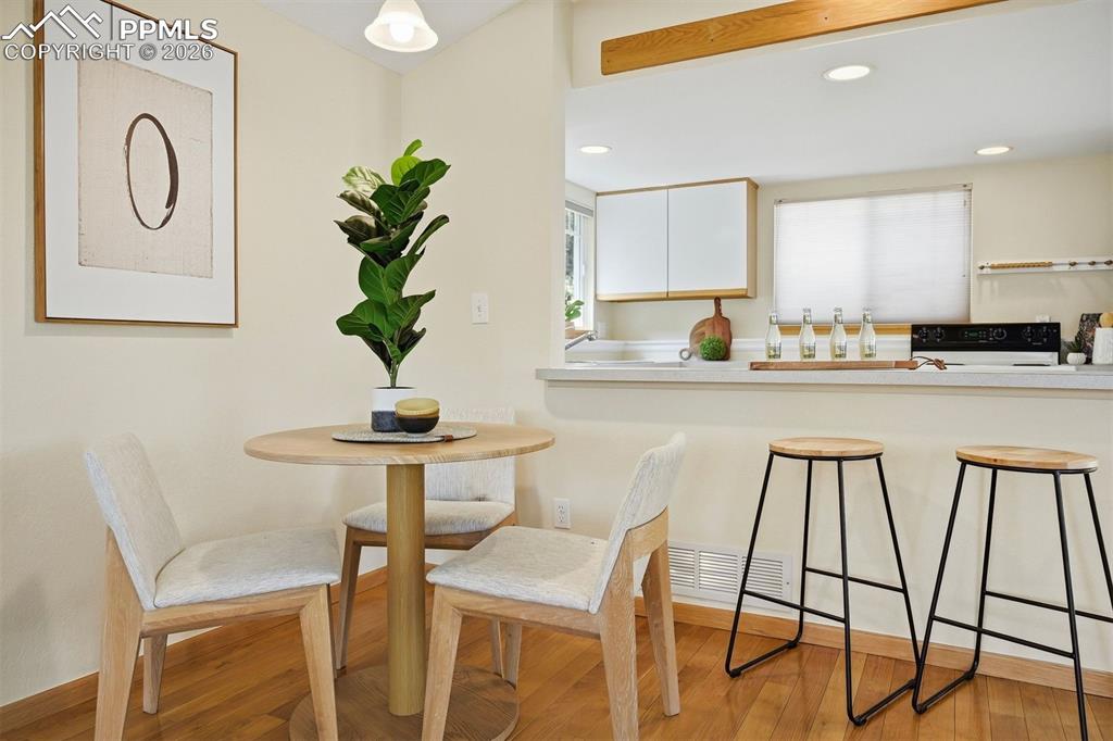 Image 7 of 45: Dining Area