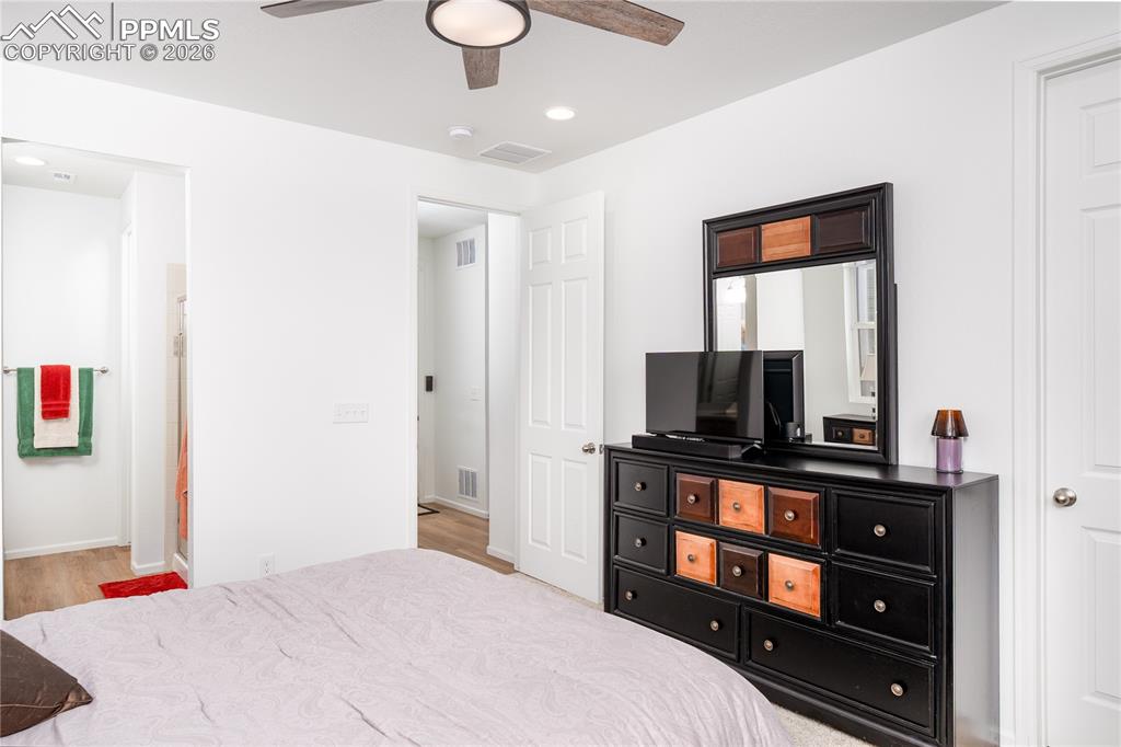 Image 14 of 28: Bedroom