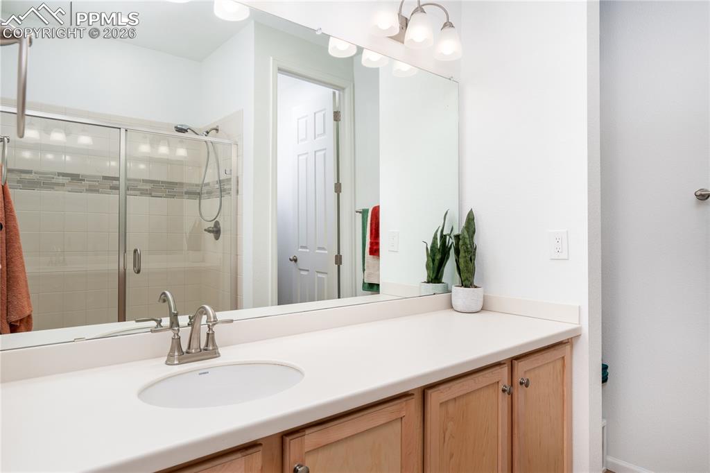 Image 15 of 28: Bathroom