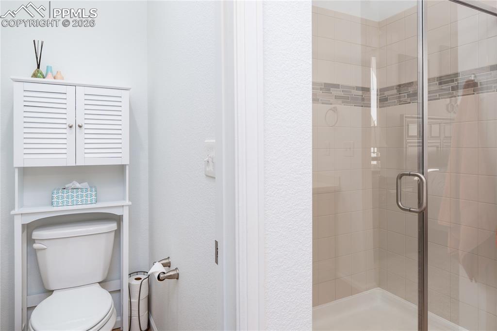 Image 16 of 28: Bathroom