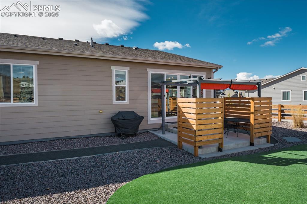 Image 20 of 28: Back of Structure