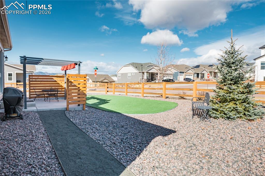 Image 23 of 28: Yard