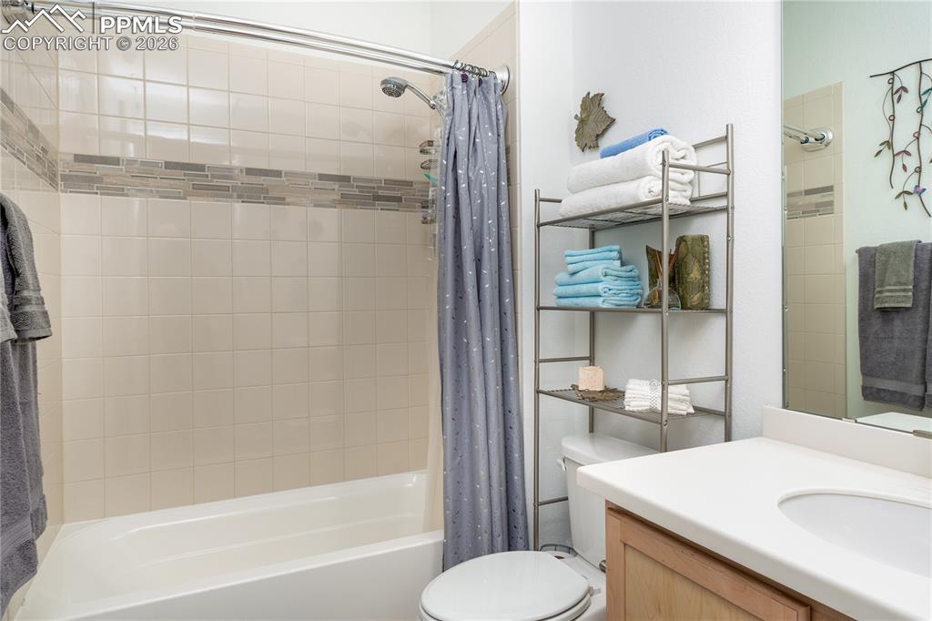 Image 6 of 28: Bathroom