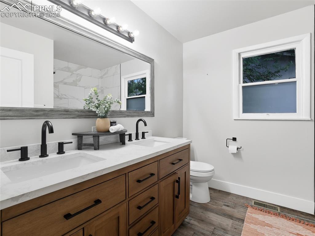 Image 10 of 17: Bathroom