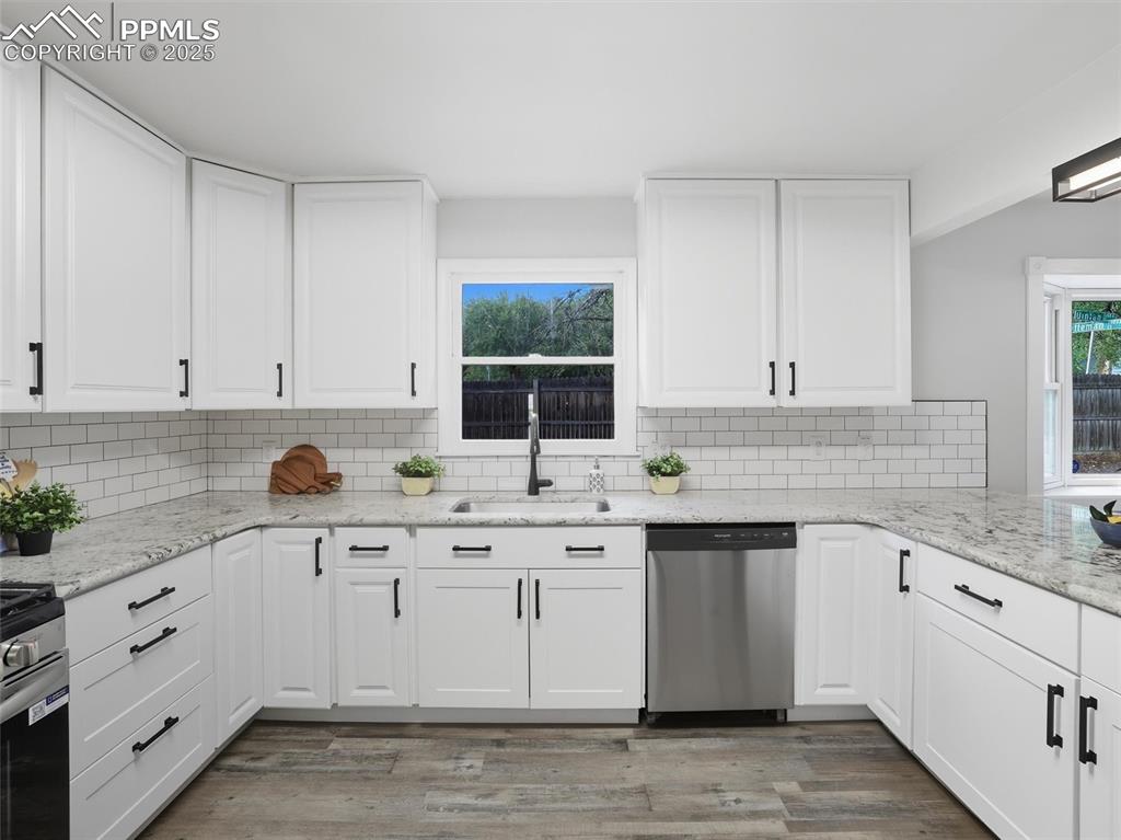 Image 4 of 17: Kitchen