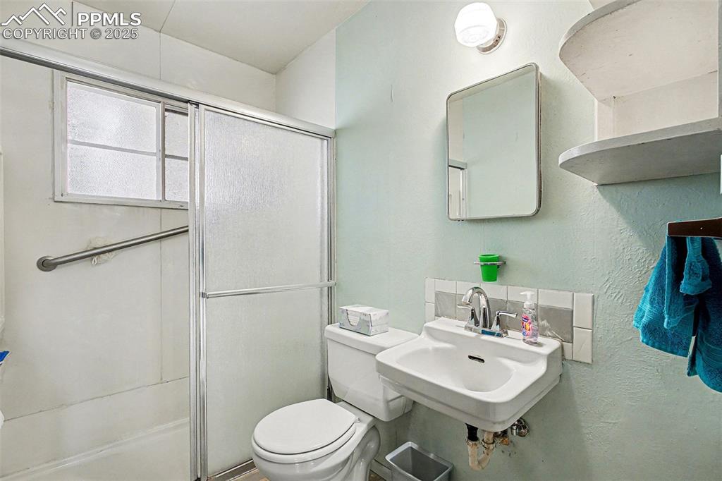 Image 11 of 19: Bathroom