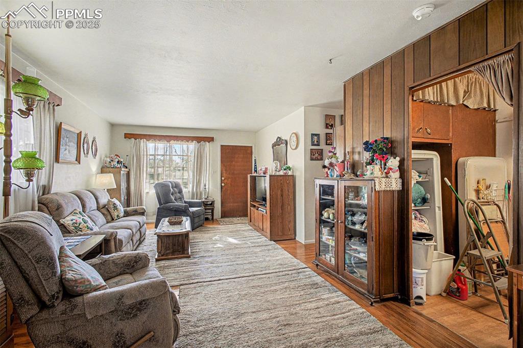 Image 4 of 19: Living Room