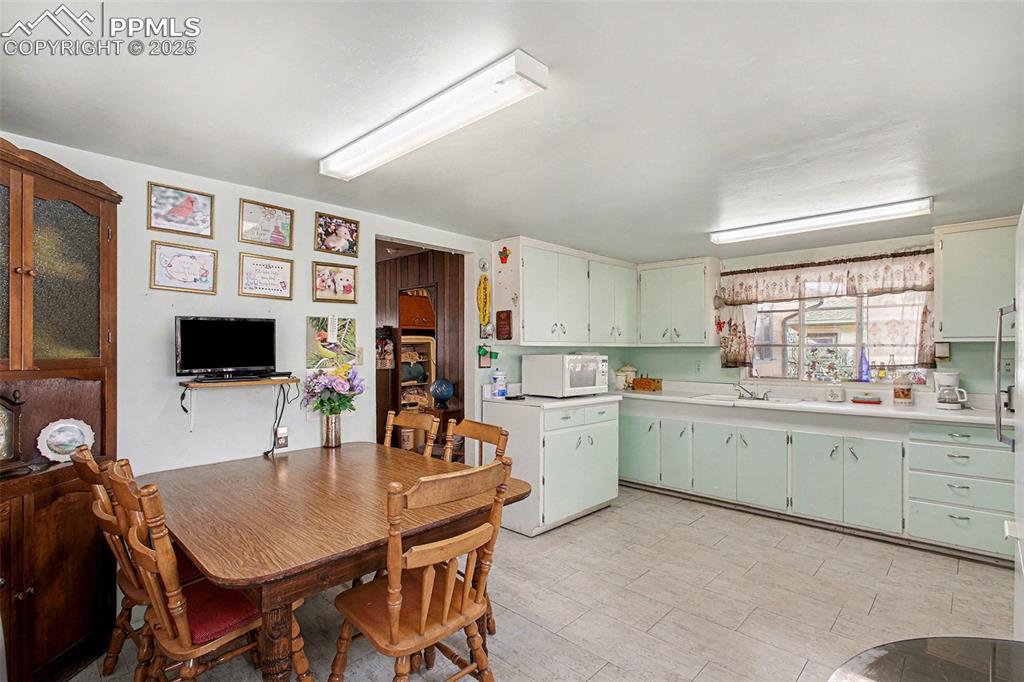 Image 5 of 19: Dining Area