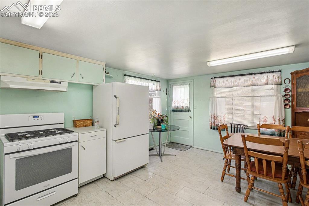 Image 6 of 19: Kitchen