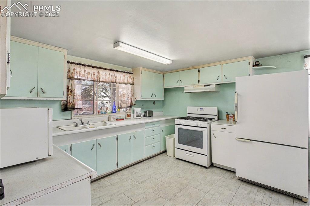 Image 7 of 19: Kitchen