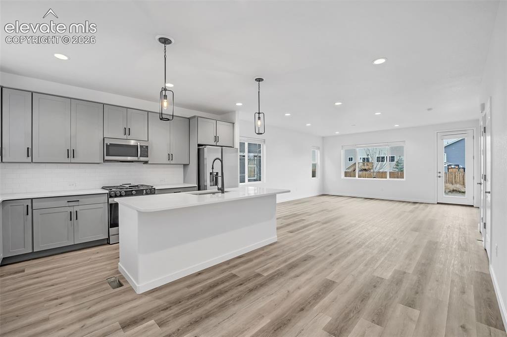 Image 10 of 50: Kitchen