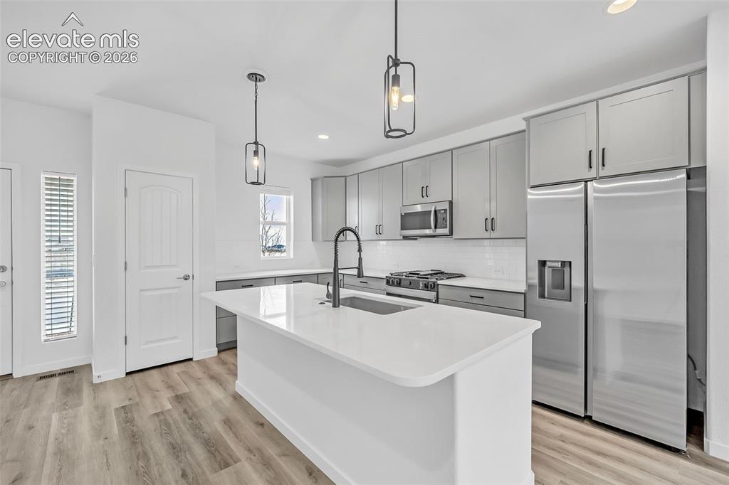 Image 18 of 50: Kitchen
