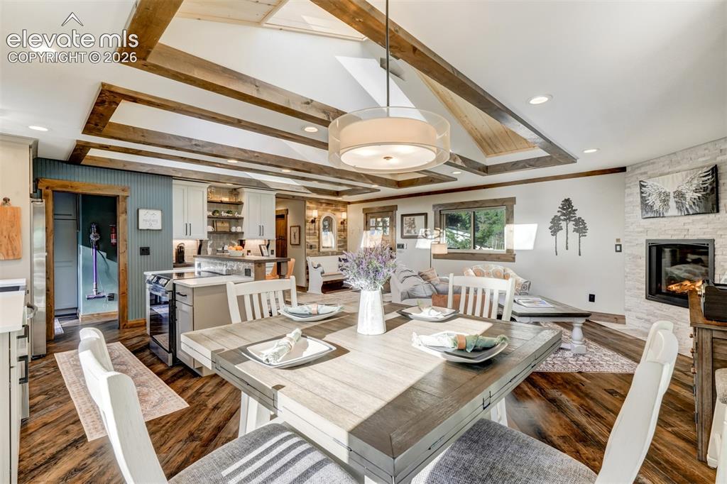 Image 10 of 49: Dining Area