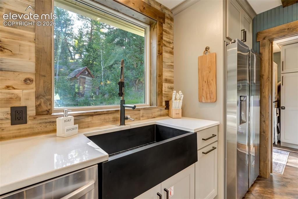 Image 14 of 49: Kitchen