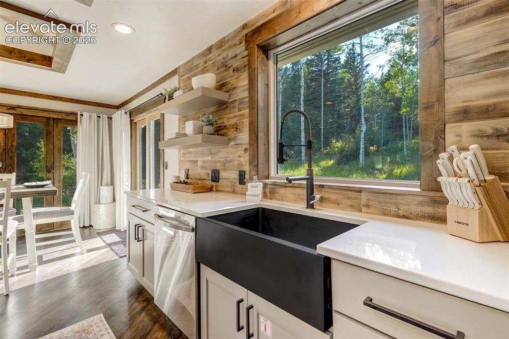 Image 15 of 49: Kitchen