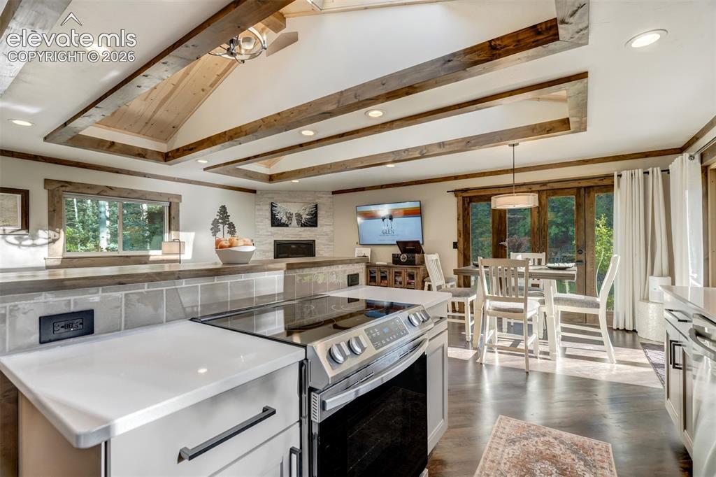 Image 16 of 49: Kitchen