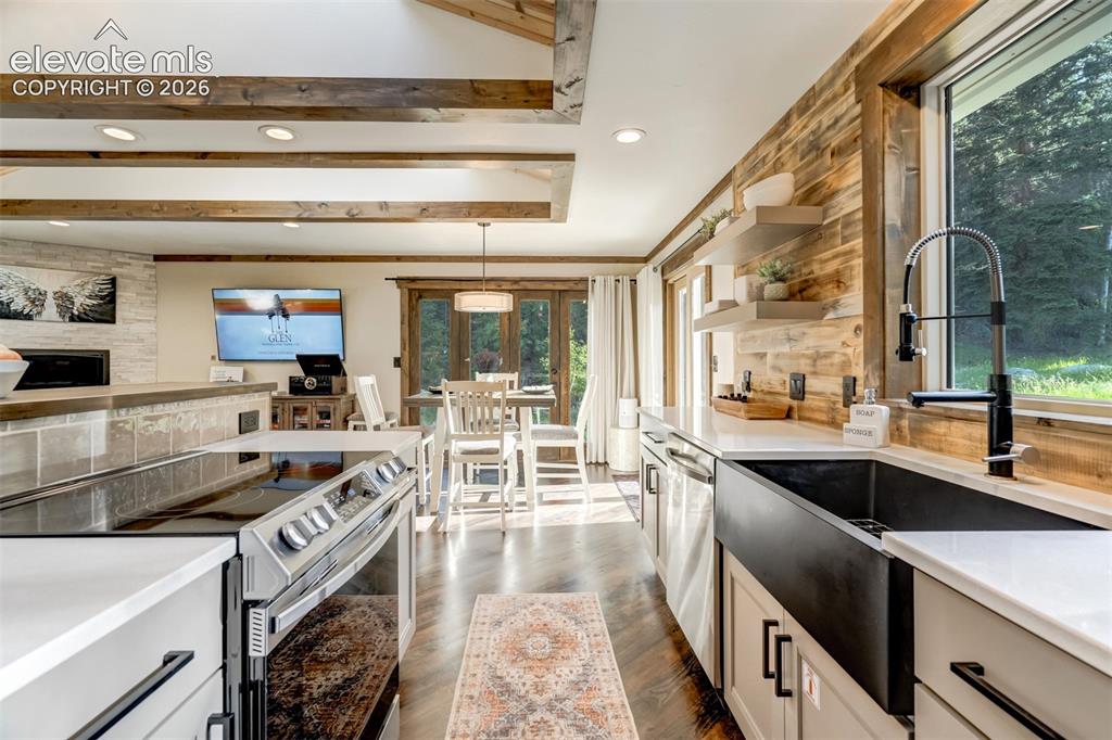 Image 17 of 49: Kitchen