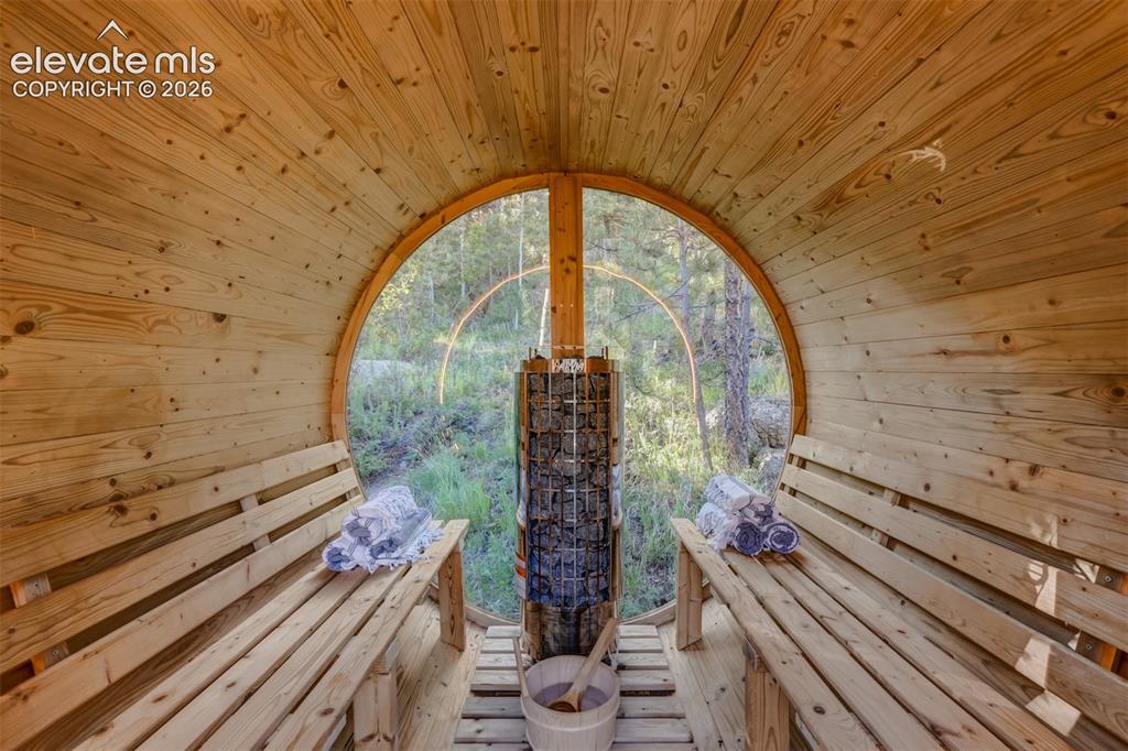 Image 33 of 49: Sauna