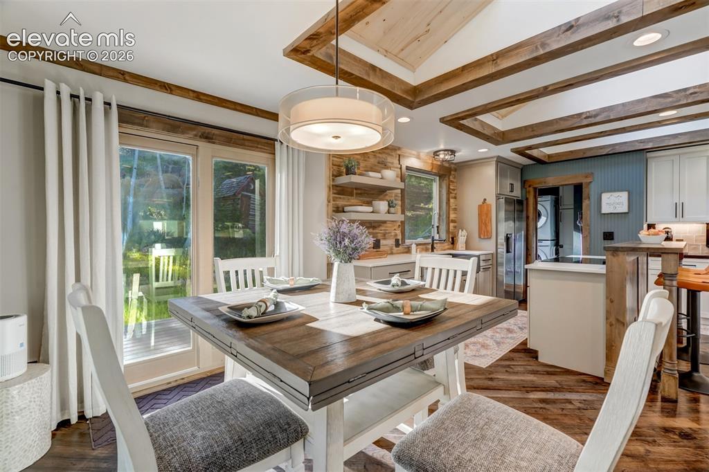 Image 9 of 49: Dining Area