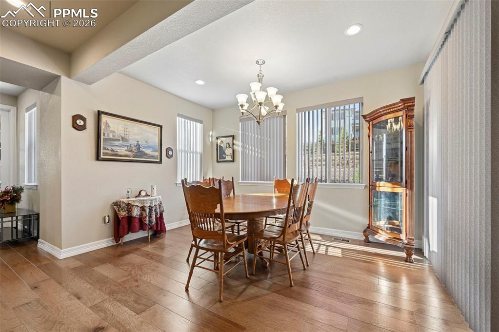 Image 19 of 48: Dining nook