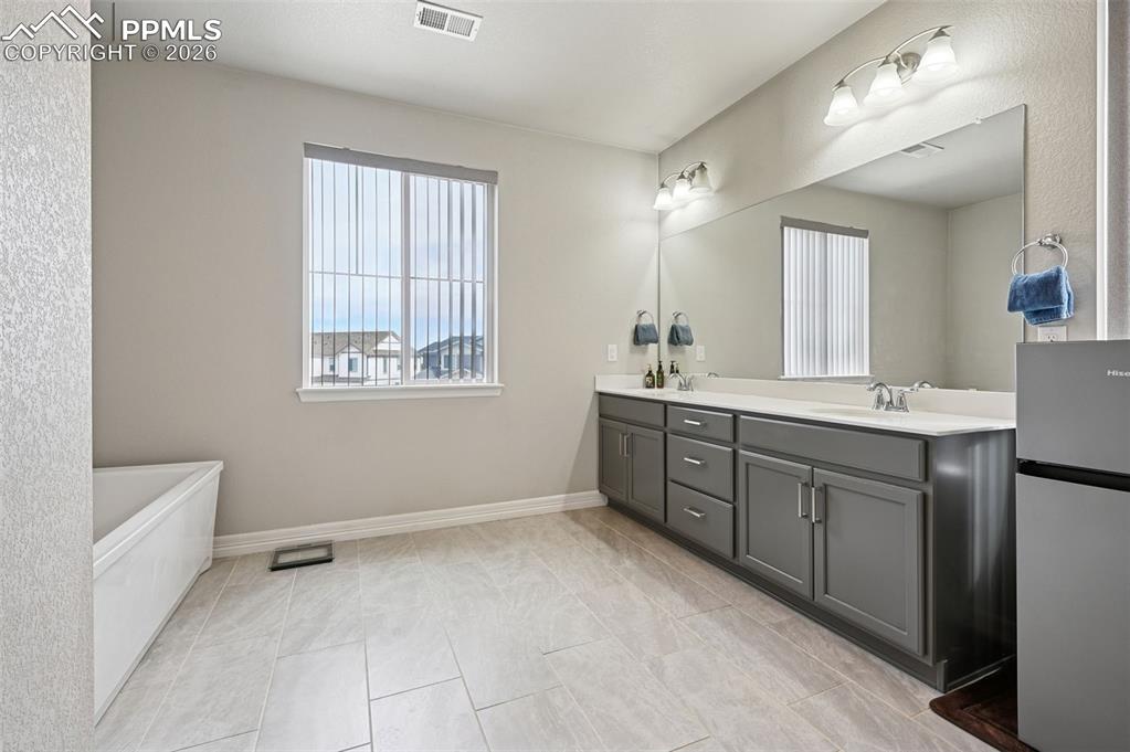 Image 28 of 48: Primary ensuite