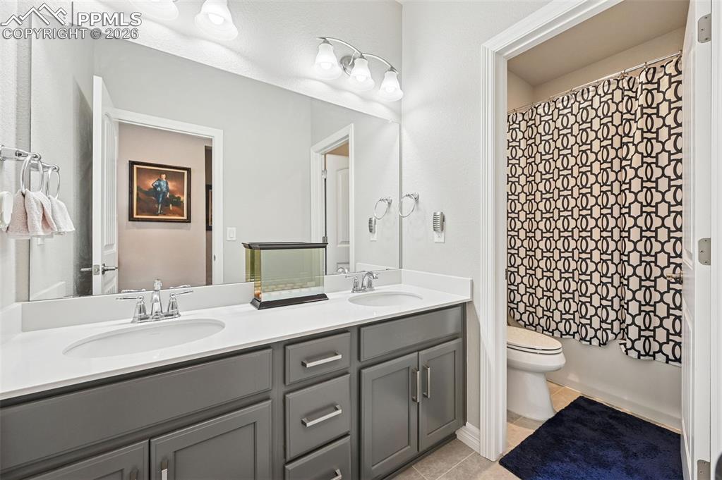 Image 37 of 48: Guest / hall full bath