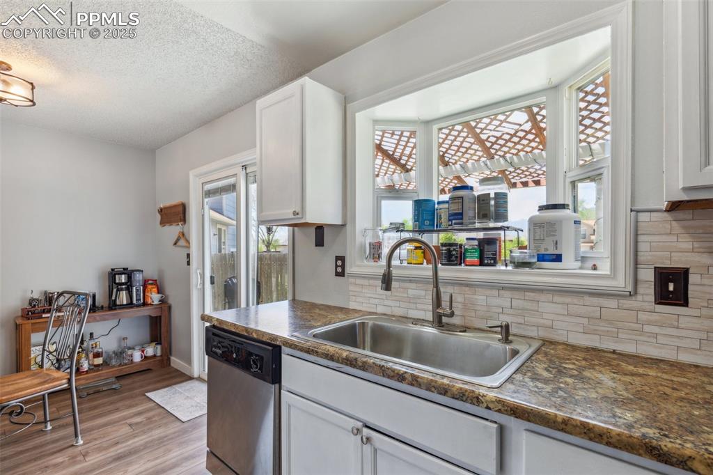 Image 10 of 30: Kitchen