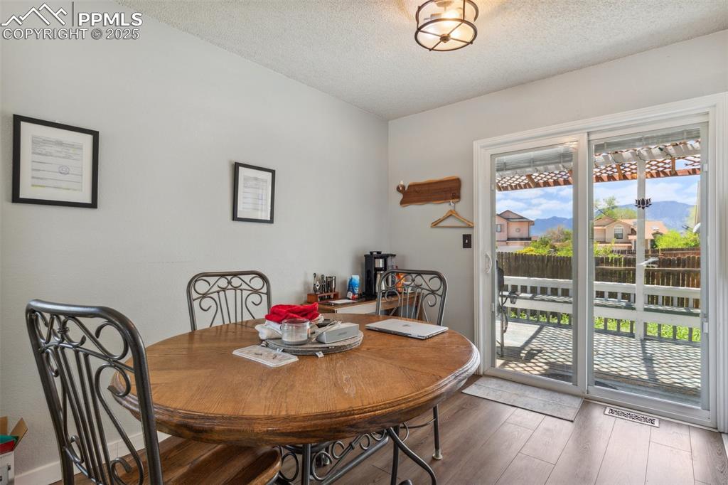 Image 11 of 30: Dining Area