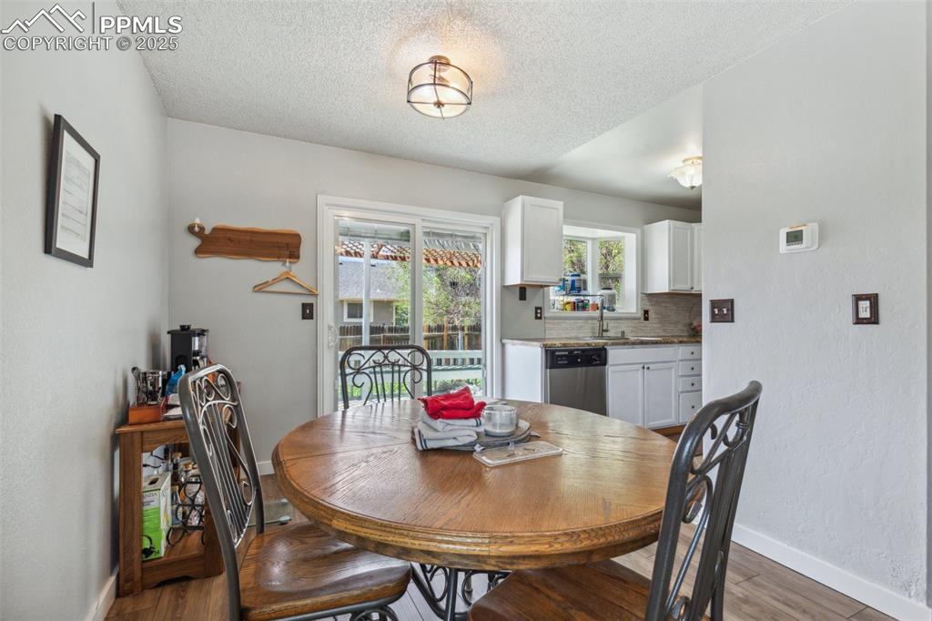 Image 12 of 30: Dining Area