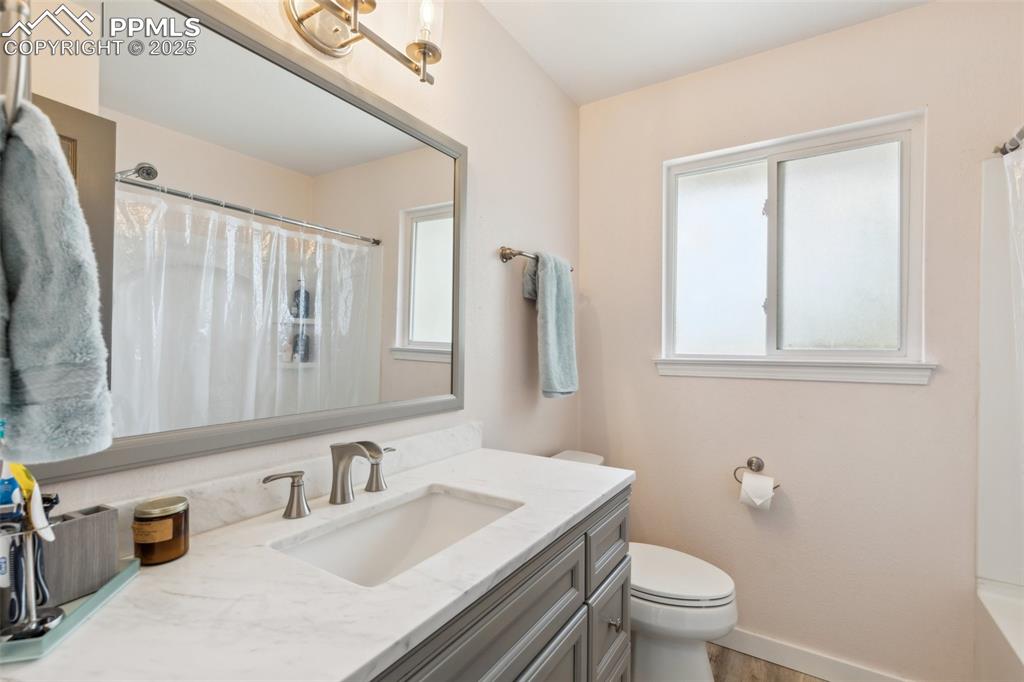 Image 18 of 30: Upstairs bathroom