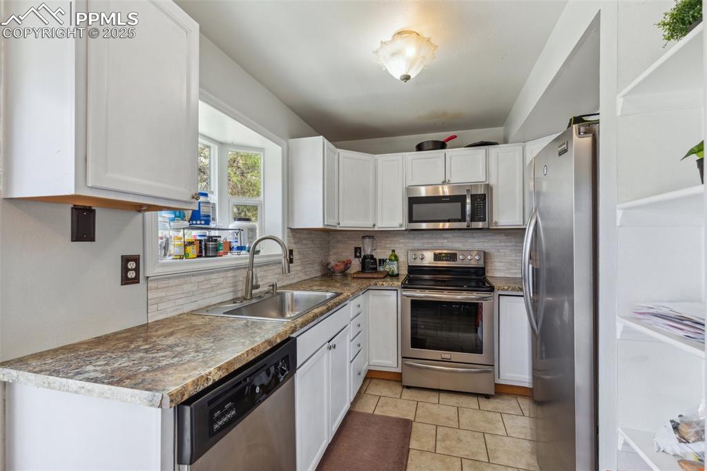 Image 7 of 30: Kitchen