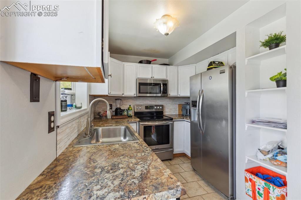 Image 8 of 30: Kitchen