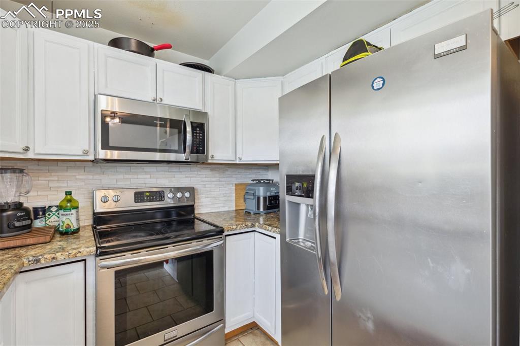 Image 9 of 30: Kitchen