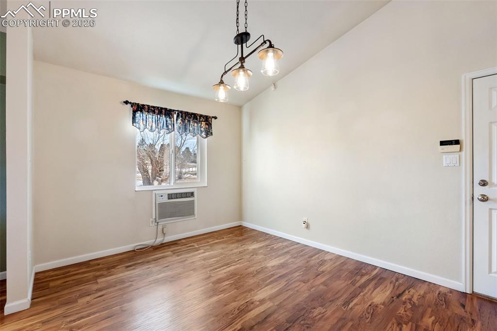 Image 14 of 50: Dining Area