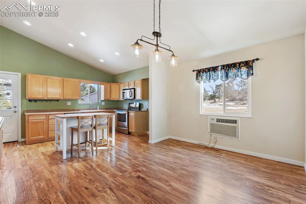 Image 16 of 50: Dining Area