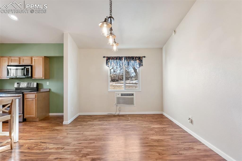 Image 17 of 50: Dining Area