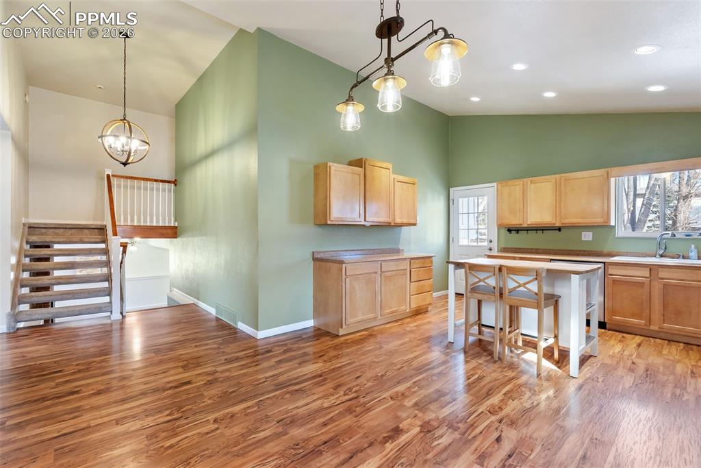 Image 18 of 50: Kitchen