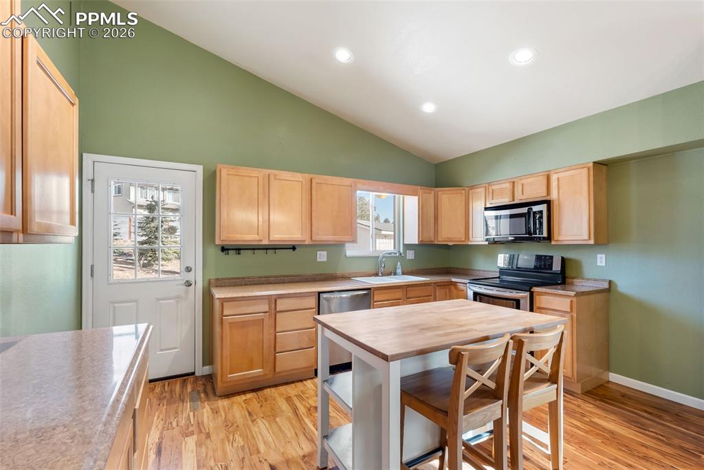 Image 19 of 50: Kitchen