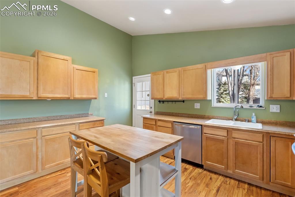 Image 20 of 50: Kitchen